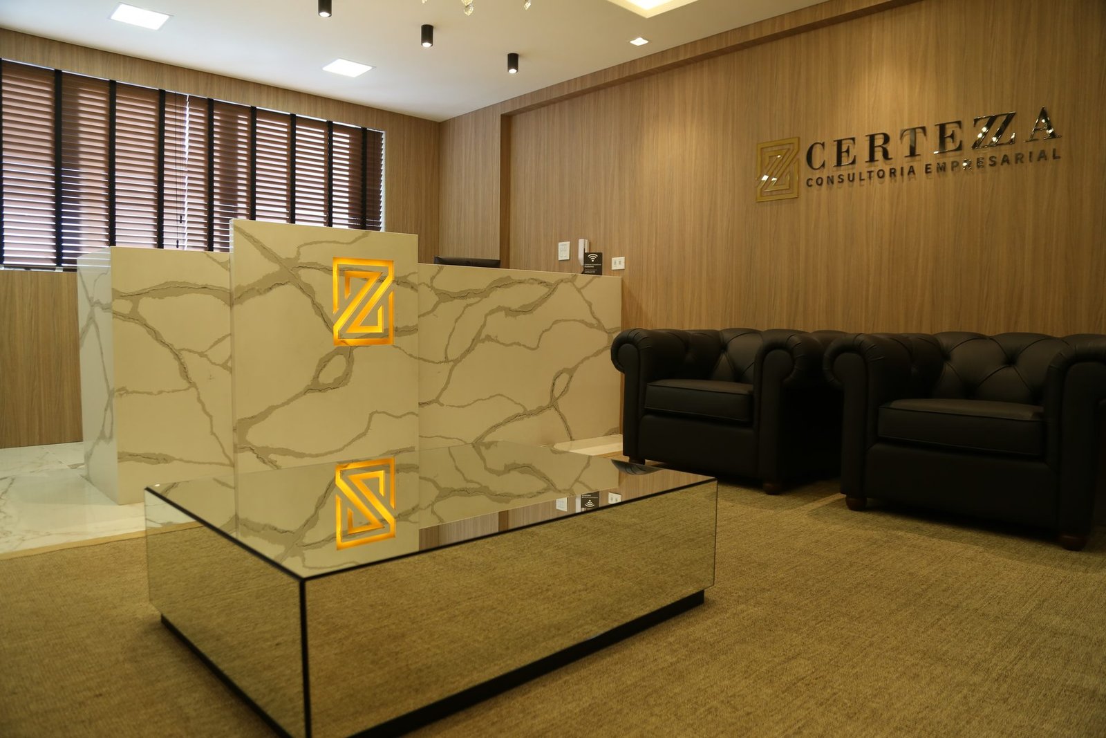 Recepção da Certezza Consultoria Empresarial em Maringá, com a logo iluminada na parede
